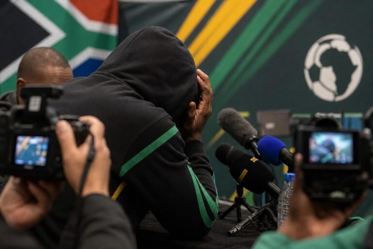 Persmoment rond Zuid-Afrika na pijnlijke WK-start tegen Mexico