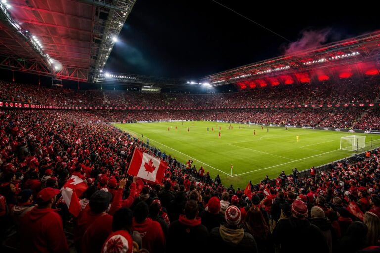 Canadese WK-sfeer in een vol stadion zonder herkenbare gezichten