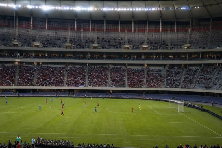 Lege zitjes in een WK-stadion tijdens de discussie over ticketprijzen en officiële bezoekerscijfers
