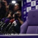 Perszaal in het Lotto Park tijdens een onzekere trainerszoektocht bij Anderlecht