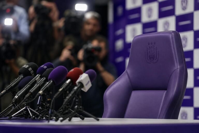 Perszaal in het Lotto Park tijdens een onzekere trainerszoektocht bij Anderlecht