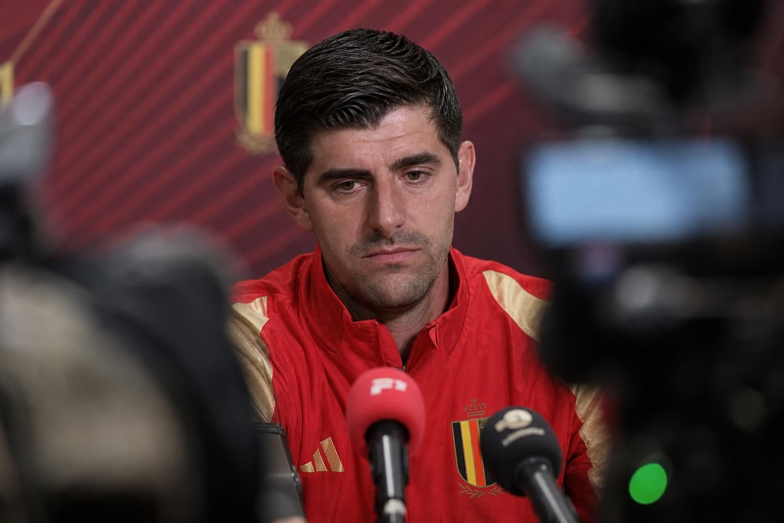 Thibaut Courtois tijdens een persmoment bij de Rode Duivels