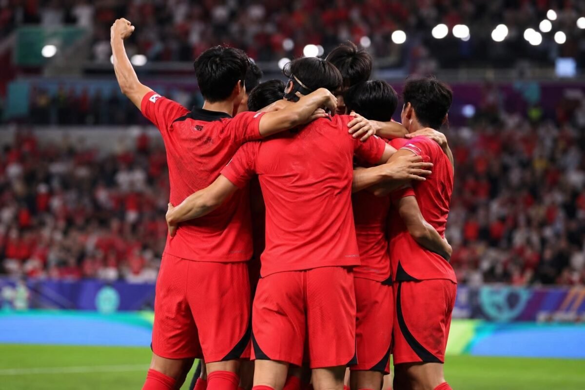 Zuid-Koreaanse spelers vieren een WK-doelpunt tijdens de zege tegen Tsjechiรซ