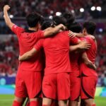 Zuid-Koreaanse spelers vieren een WK-doelpunt tijdens de zege tegen Tsjechië