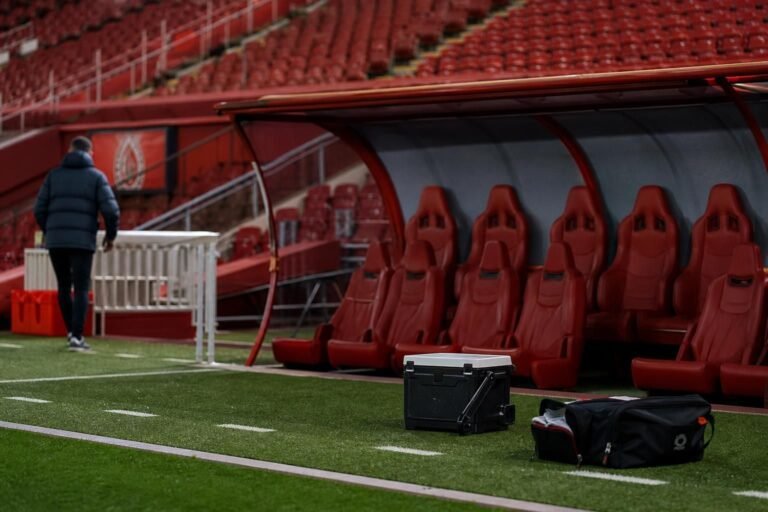 Tense sfeer rond de technische zone van Anfield na wijzigingen in de staf van Liverpool
