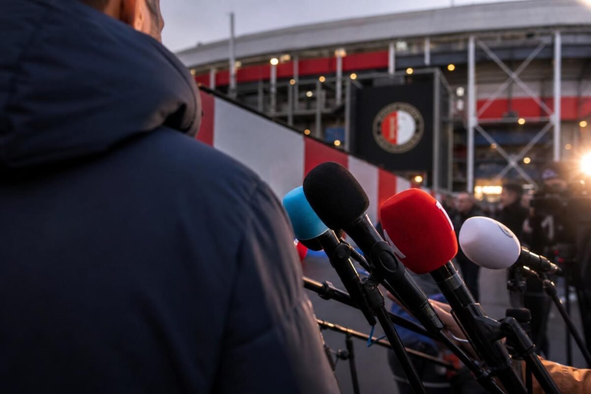 Persmoment rond een mogelijke overstap van Dévy Rigaux naar Feyenoord