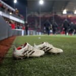 Voetbalschoenen aan de zijlijn als symbool voor het afscheid van Jens Naessens