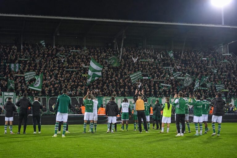 La Louvière beleeft een emotioneel moment met spelers en supporters na het behoud