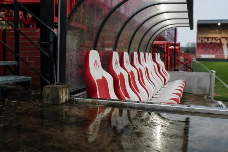 Een stille transfercontext rond KV Kortrijk zonder herkenbare personen.
