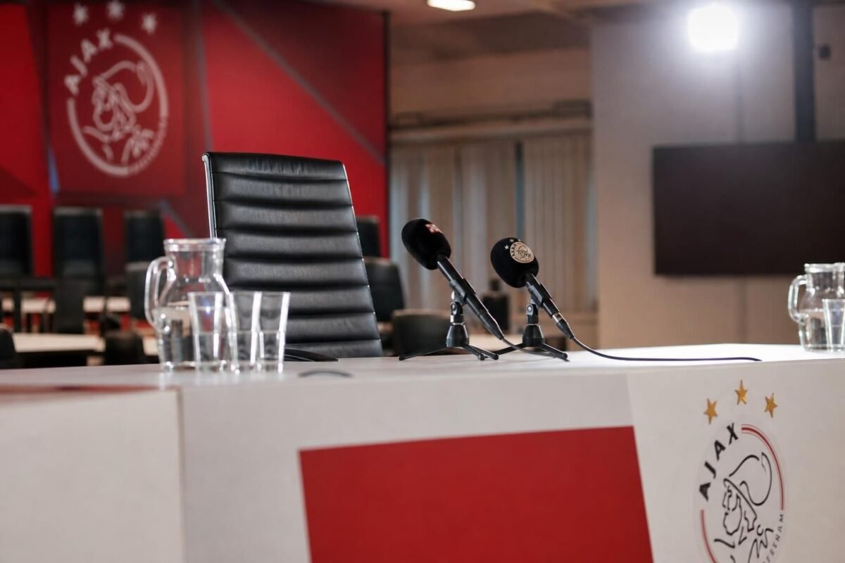 Persruimte van Ajax in aanloop naar de aanstelling van een nieuwe trainer