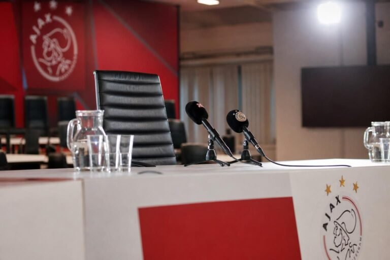 Persruimte van Ajax in aanloop naar de aanstelling van een nieuwe trainer