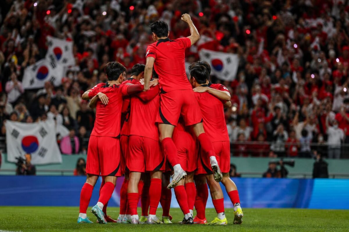 Zuid-Koreaanse spelers vieren een belangrijk WK-moment zonder herkenbare gezichten