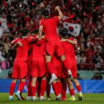 Zuid-Koreaanse spelers vieren een belangrijk WK-moment zonder herkenbare gezichten
