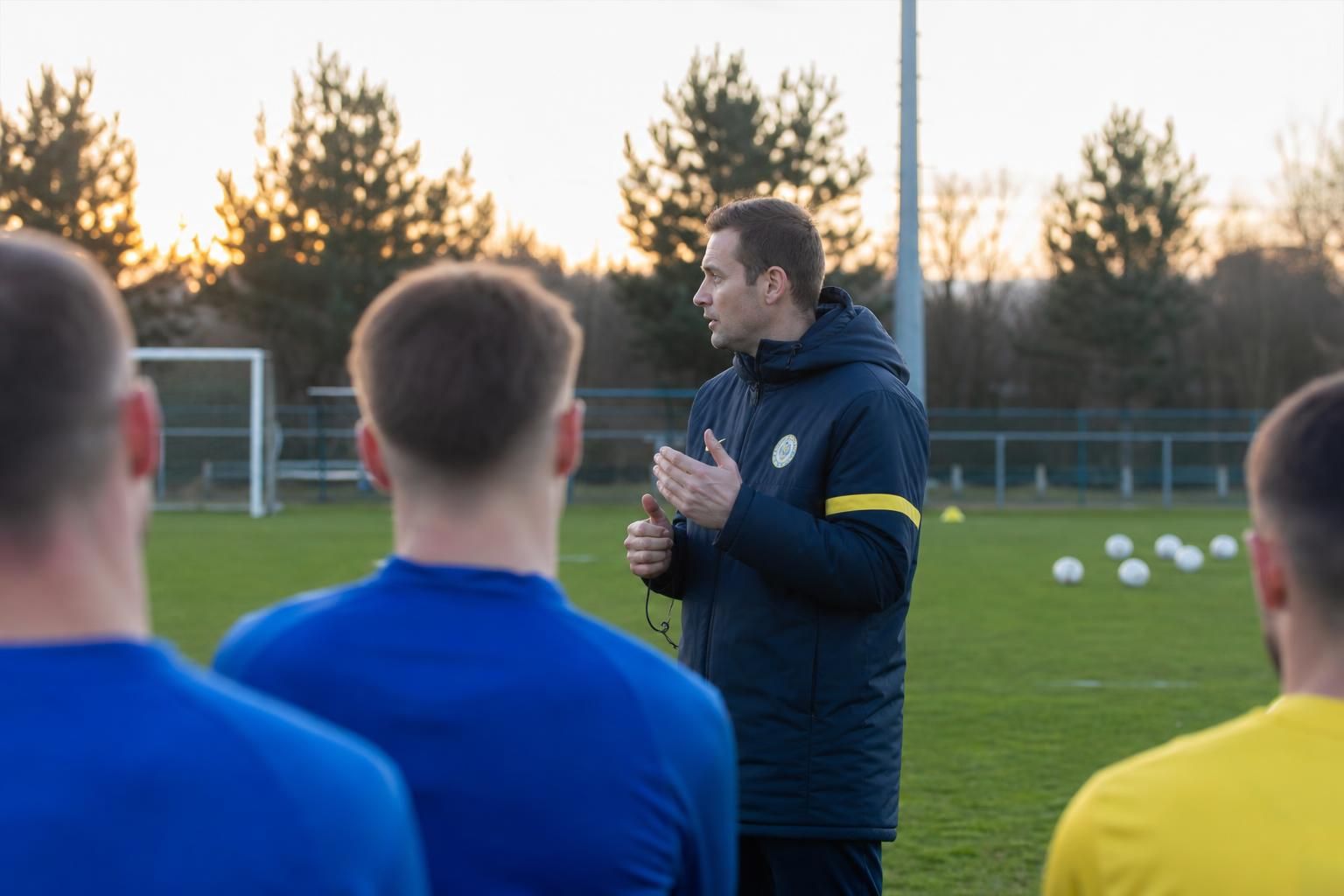 Trainingscontext bij KSK Beveren rond de nieuwe rol van Raphael Holzhauser als speler-trainer