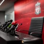 Persruimte op Anfield in gespannen sfeer rond de mogelijke aanstelling van een nieuwe Liverpool-manager