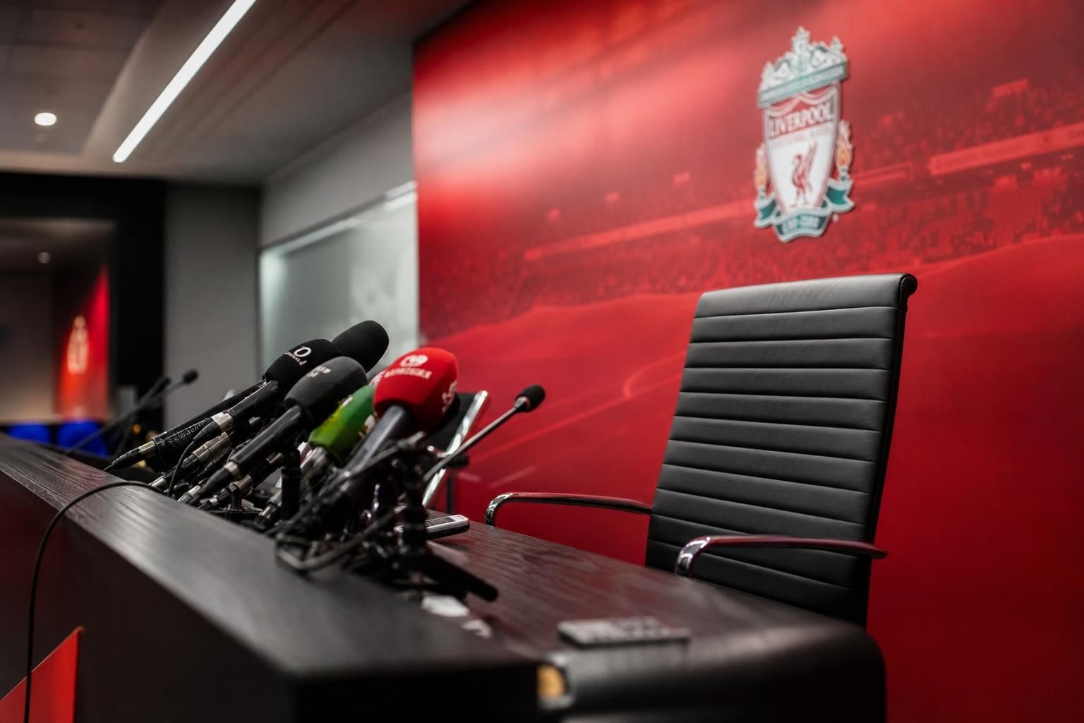Persruimte op Anfield in gespannen sfeer rond de mogelijke aanstelling van een nieuwe Liverpool-manager