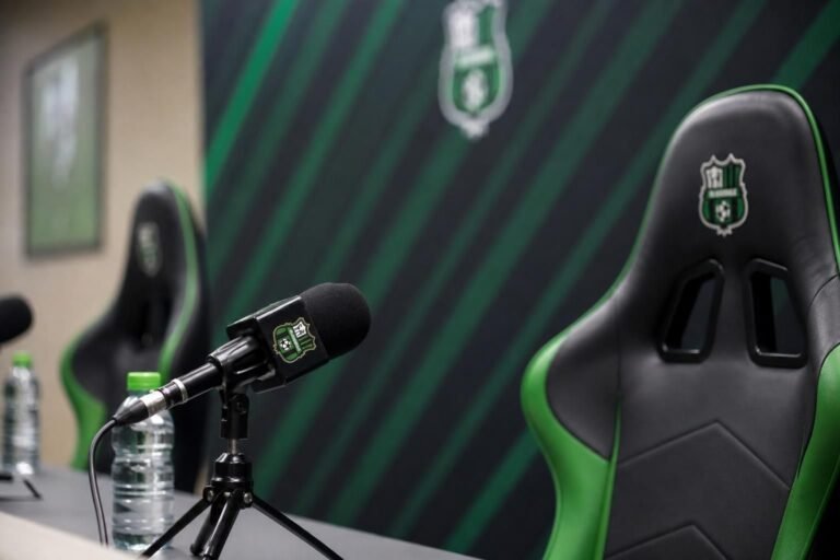 Persmoment bij Sassuolo rond de aanstelling van Alberto Aquilani als hoofdtrainer