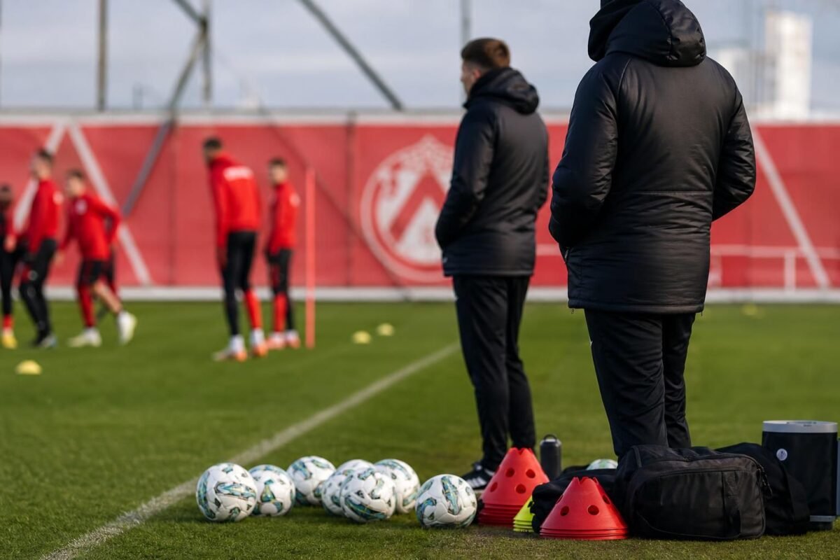 Trainingssfeer bij KV Kortrijk waar jeugdwerking en A-kern dichter bij elkaar komen