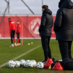 Trainingssfeer bij KV Kortrijk waar jeugdwerking en A-kern dichter bij elkaar komen