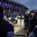 Transfercontext rond RSC Anderlecht met paarse clubkleuren en perscamera's.