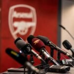 Persmoment rond Arsenal-trainer Mikel Arteta tijdens een belangrijk contractdossier