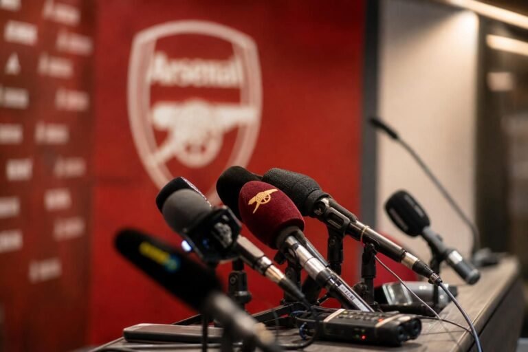 Persmoment rond Arsenal-trainer Mikel Arteta tijdens een belangrijk contractdossier