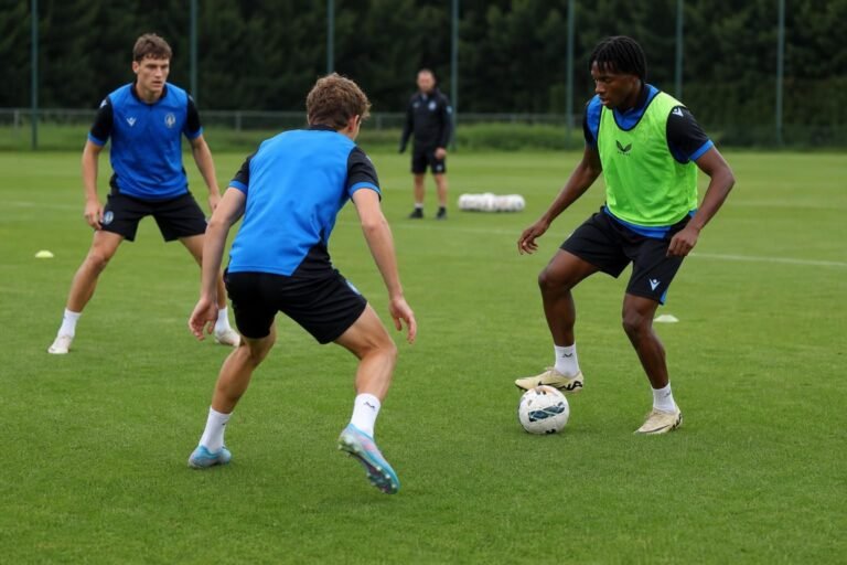 Jonge spelers van Club Brugge tijdens een training zonder herkenbare gezichten