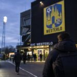 Een stadionomgeving bij KVC Westerlo in transfersfeer zonder herkenbare gezichten.