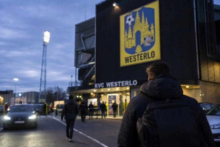 Een stadionomgeving bij KVC Westerlo in transfersfeer zonder herkenbare gezichten.