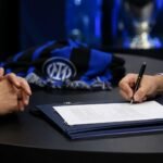 Een gespannen voetbalcontext rond een mogelijke contractverlenging bij Inter zonder herkenbare gezichten.