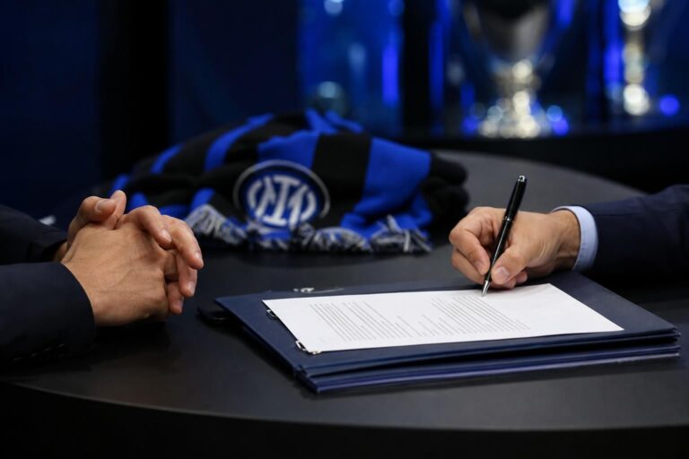 Een gespannen voetbalcontext rond een mogelijke contractverlenging bij Inter zonder herkenbare gezichten.