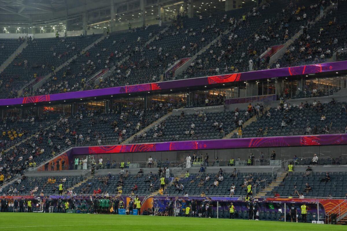 Lege zitjes in een WK-stadion tijdens de discussie over bezoekerscijfers