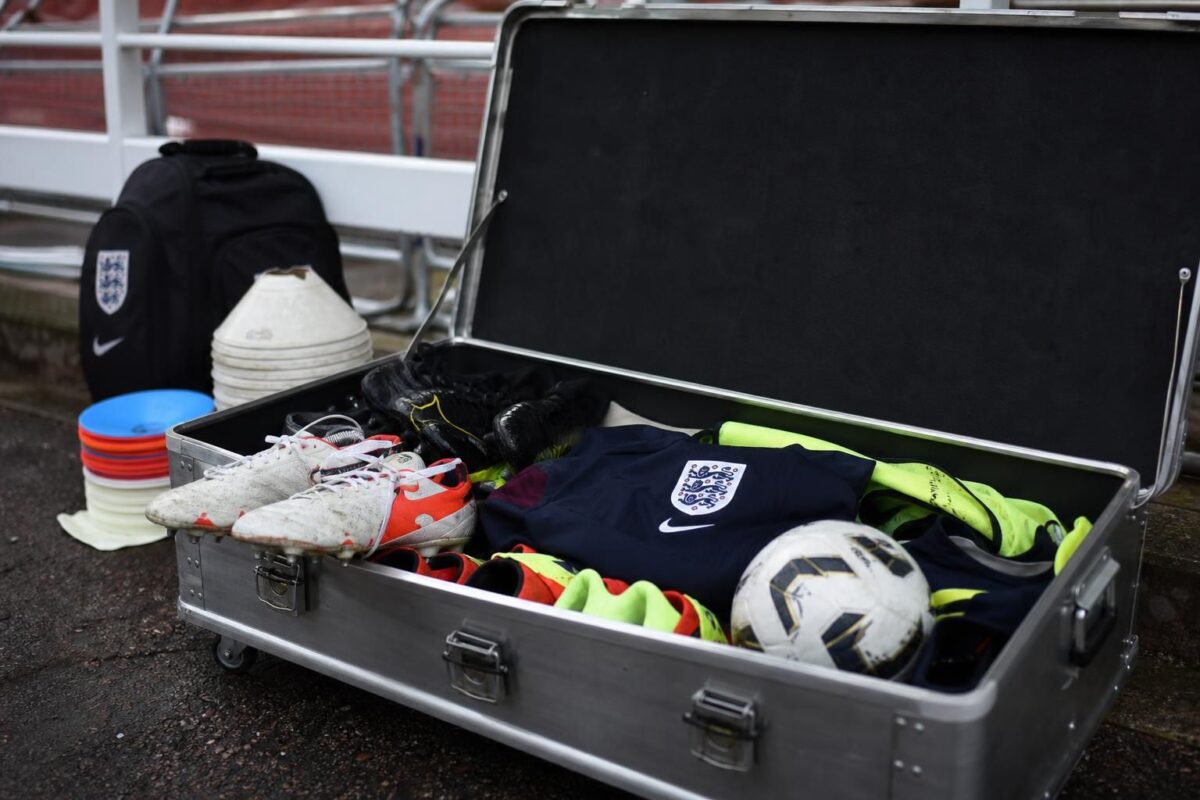Trainingsmateriaal en voetbalschoenen in een gespannen voetbalcontext zonder herkenbare personen