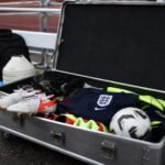 Trainingsmateriaal en voetbalschoenen in een gespannen voetbalcontext zonder herkenbare personen