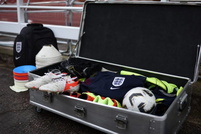 Trainingsmateriaal en voetbalschoenen in een gespannen voetbalcontext zonder herkenbare personen