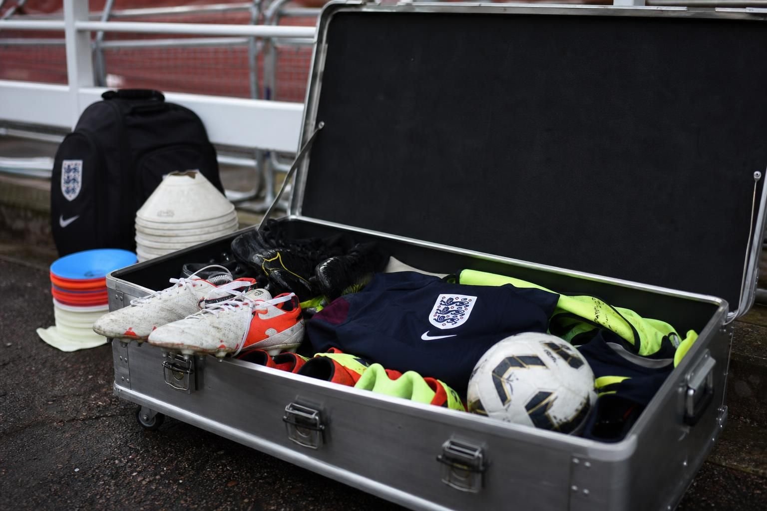Trainingsmateriaal en voetbalschoenen in een gespannen voetbalcontext zonder herkenbare personen