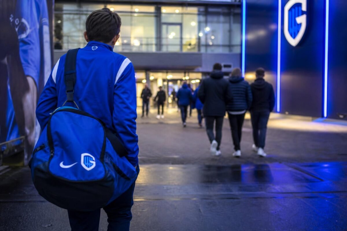 Transfercontext rond Jong Genk met clubkleuren en stadionomgeving zonder herkenbare spelers