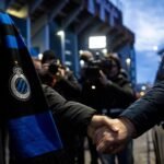 Transfercontext rond Club Brugge met gespannen stadionsfeer zonder herkenbare gezichten.