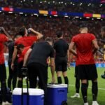 Spelers en staf wachten tijdens een verplichte drankpauze op het WK 2026
