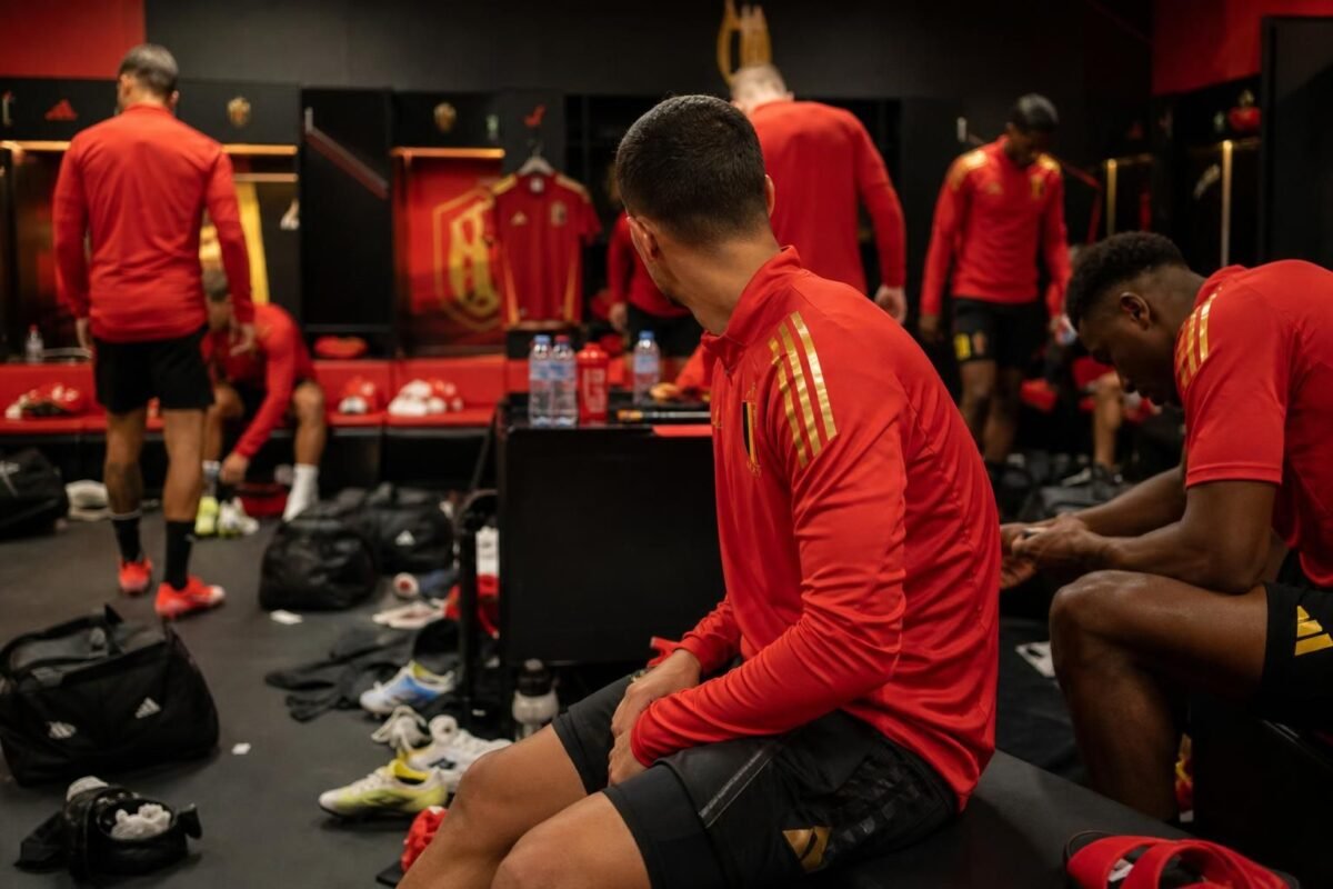 Sfeerbeeld van de Rode Duivels in een kleedkamercontext zonder herkenbare spelers