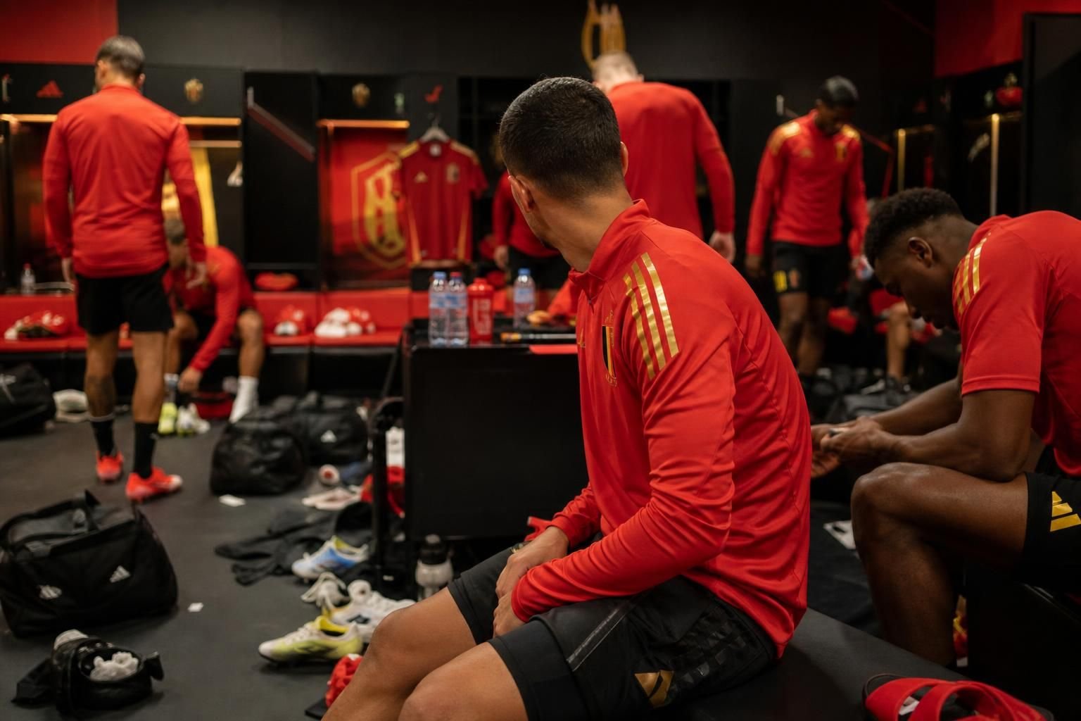 Sfeerbeeld van de Rode Duivels in een kleedkamercontext zonder herkenbare spelers