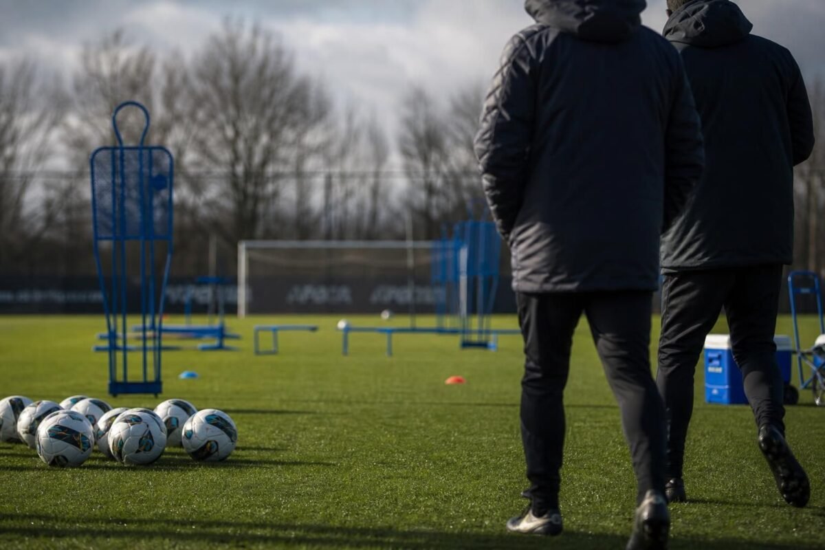 Sfeerbeeld van Club Brugge met focus op de technische staf en de druk rond Ivan Leko.