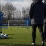 Sfeerbeeld van Club Brugge met focus op de technische staf en de druk rond Ivan Leko.
