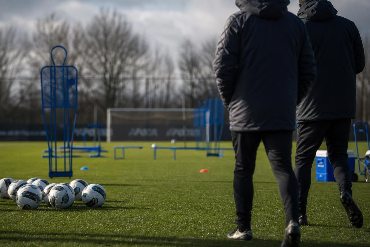 Sfeerbeeld van Club Brugge met focus op de technische staf en de druk rond Ivan Leko.