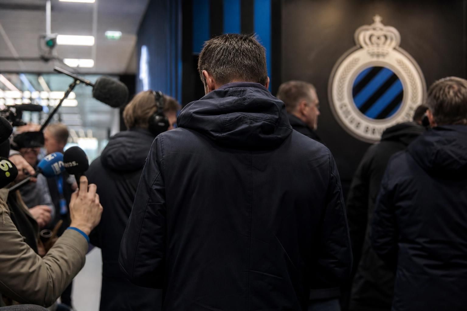 Sfeerbeeld van de stafzone bij Club Brugge tijdens een gespannen voetbalmoment.