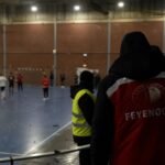 Gespannen sfeer in een zaalvoetbalhal na een incident tijdens een supporterstoernooi