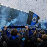 Supporters van Club Brugge vieren de landstitel in een blauw-zwarte stadionsfeer