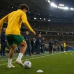 Australische voetballer in WK-context tijdens een tense warming-up zonder herkenbare gezichten