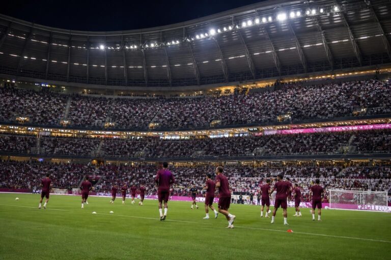 Qatarese voetbalsfeer voor een WK-duel zonder herkenbare gezichten