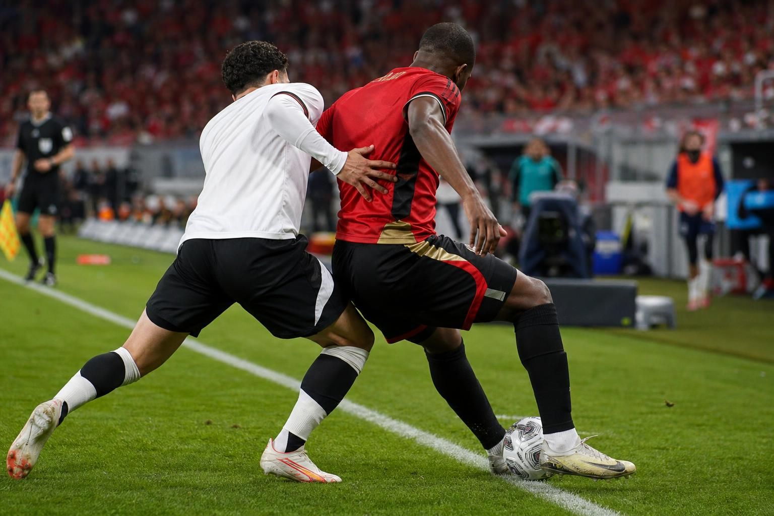 Gespannen voetbalsfeer rond een mogelijke flankduel in de WK-opener van de Rode Duivels tegen Egypte